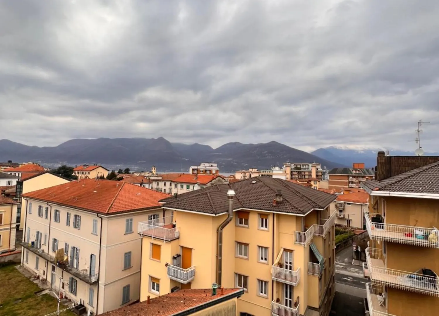 Luino - Lago&Monti Views- Free Wi-Fi 0*,